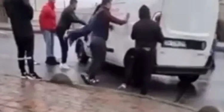 Kaza yapan aracı düzeltirken altında kalıyordu