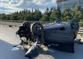 Bariyerlere çarpan araç takla attı