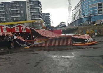 Şişme kaydırak, standın üzerine devrildi