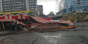 Şişme kaydırak, standın üzerine devrildi