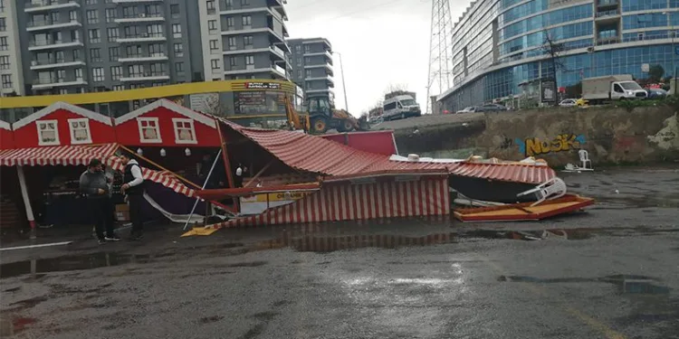 Şişme kaydırak, standın üzerine devrildi