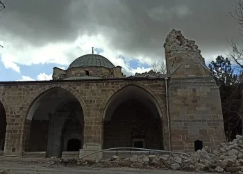 700 yıllık tarihi cami enkaza döndü