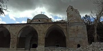 700 yıllık tarihi cami enkaza döndü