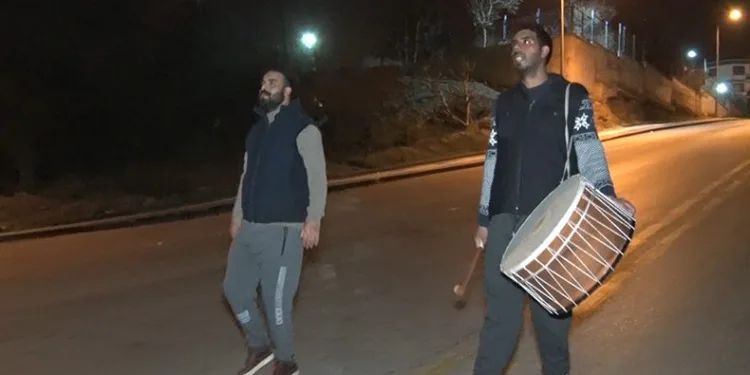 İlk sahura ilahiler eşliğinde uyandılar