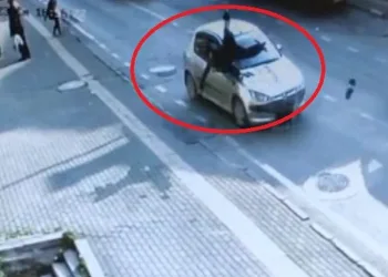 Otomobilin çarptığı adam metrelerce savruldu