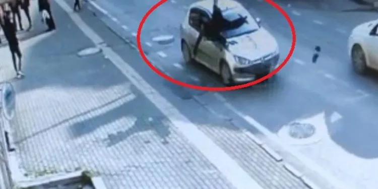 Otomobilin çarptığı adam metrelerce savruldu