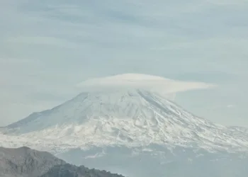 Ağrı Dağı buluttan şapkasını taktı