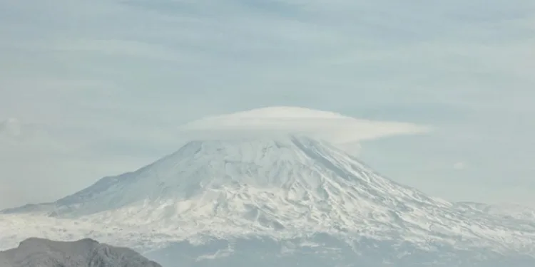 Ağrı Dağı buluttan şapkasını taktı