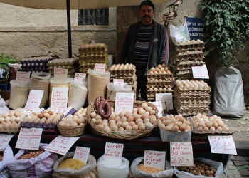 Ege şivesiyle yazdığı notlar görenleri gülümsetiyor