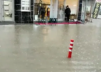 Cadde ve iş yerleri sular altında kaldı