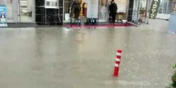 Cadde ve iş yerleri sular altında kaldı