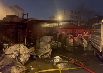 Hurdalıkta çıkan yangın hortum deposuna sıçradı