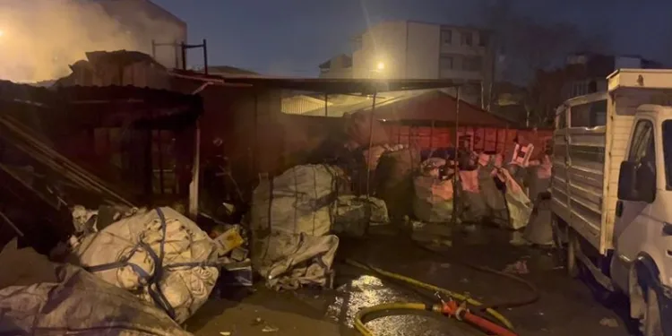 Hurdalıkta çıkan yangın hortum deposuna sıçradı