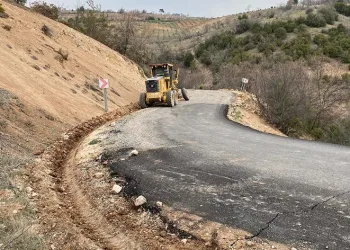 Hasarlı yollar yenileniyor