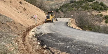 Hasarlı yollar yenileniyor