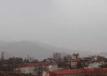 Oltu’da toz bulutu etkili oldu