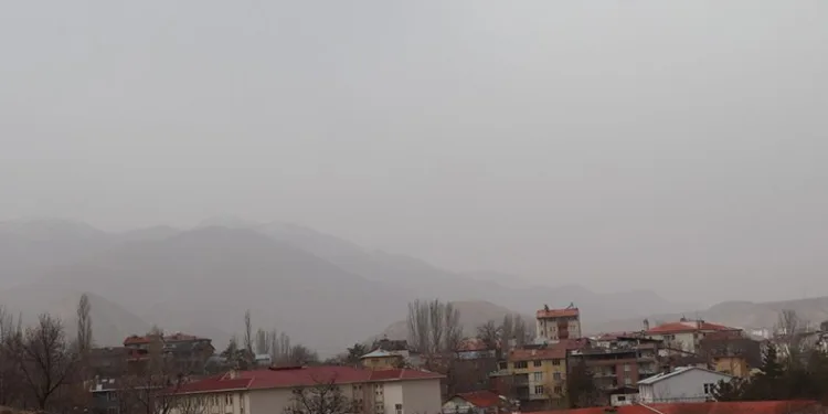Oltu’da toz bulutu etkili oldu
