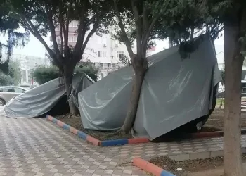 Kuvvetli rüzgar çadırlarda zarara neden oldu