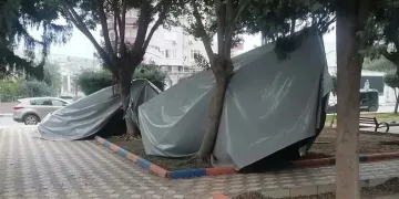 Kuvvetli rüzgar çadırlarda zarara neden oldu