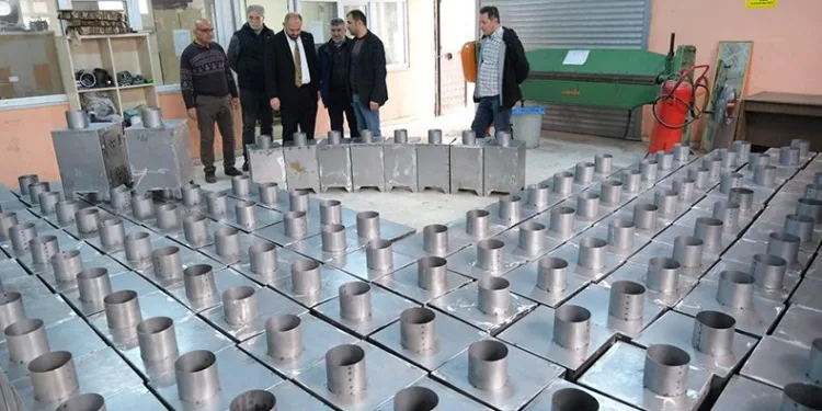 Öğrenciler depremzedeler için soba üretti