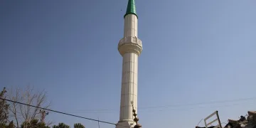 Cami yıkıldı, minaresi ayakta kaldı