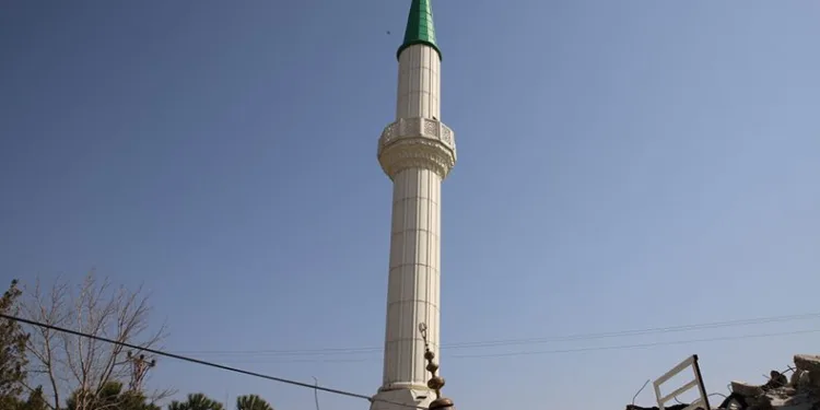 Cami yıkıldı, minaresi ayakta kaldı