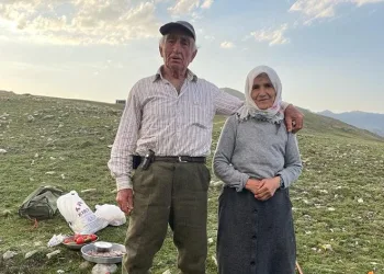 Yaşlı çiftin yardımına drone yetişti