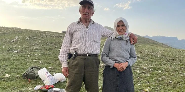Yaşlı çiftin yardımına drone yetişti