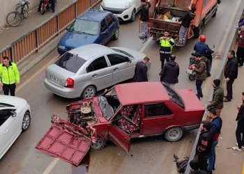 Otomobil alt geçide çarptı