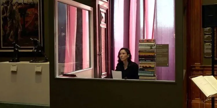 Müzede bir ay geçirdi
