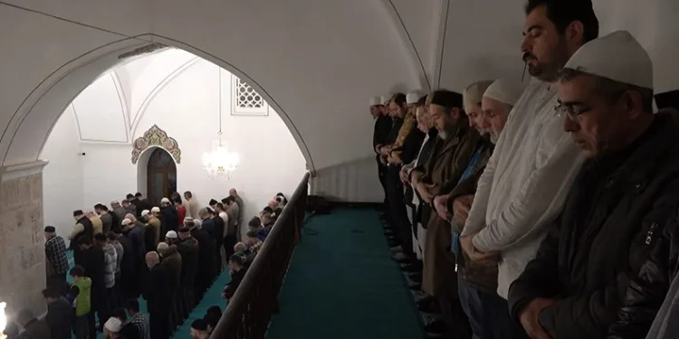 Bursa’da ramazan dualarla karşılandı, camiler doldu taştı