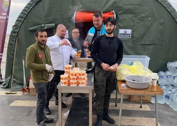 İnegöl şefleri sıcak yemek çıkarıyor