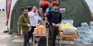 İnegöl şefleri sıcak yemek çıkarıyor