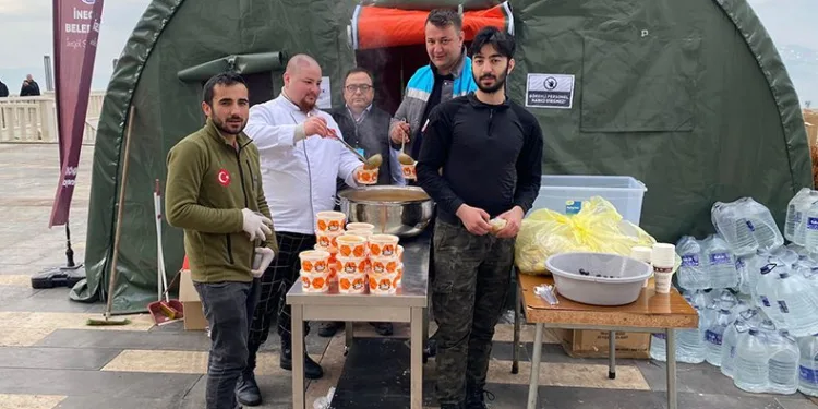 İnegöl şefleri sıcak yemek çıkarıyor