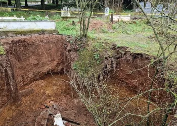 Mezarlığın ortasında oluşan obruk şaşırttı