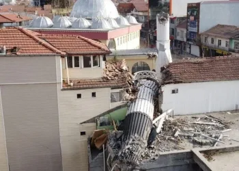 Cami minaresi apartmanı ikiye böldü