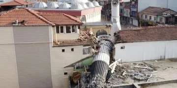 Cami minaresi apartmanı ikiye böldü