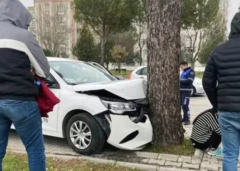 Aday sürücü sınavda kaza yaptı