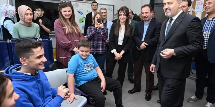 Başkan Aktaş’tan özel öğrencilere hediyeler