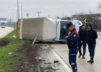 Kontrolden çıkan kamyonet yan yattı