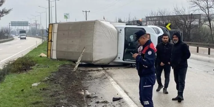 Kontrolden çıkan kamyonet yan yattı