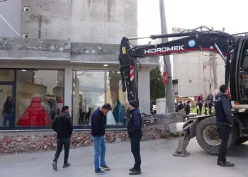 Yıkımı engellemek için kendilerini dükkana kilitlediler