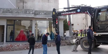Yıkımı engellemek için kendilerini dükkana kilitlediler