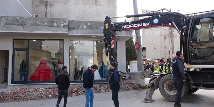 Yıkımı engellemek için kendilerini dükkana kilitlediler