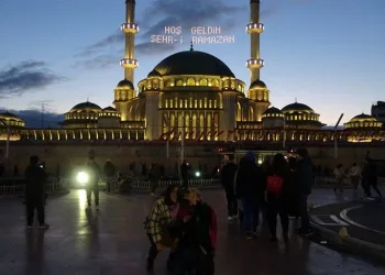 Taksim ve İstiklal meydanında ilk iftar