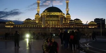 Taksim ve İstiklal meydanında ilk iftar
