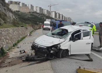 İstinat duvarına çarpan araç takla attı