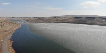 Baraj Gölü’nün buzları çözülüyor
