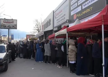 Bursa’da indirim kuyruğu, fiyatları duyan buraya koştu