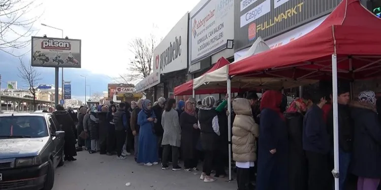 Bursa’da indirim kuyruğu, fiyatları duyan buraya koştu